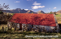 Old house and Cuillins behind, Skye, Scotland -  Ecosse - 19334