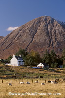 Houses and Red cuillins, Skye, Scotland - Skye, Ecosse - 19386