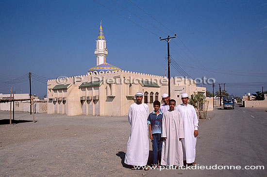 Shinas, Batinah. Group of young Omanis - Jeunes Omanais, OMAN (OM10426)