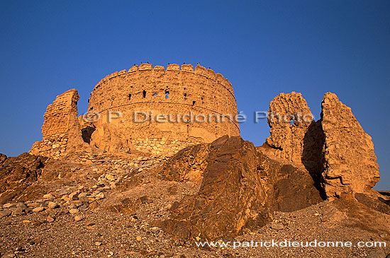Rustaq (Batinah). Ruined watchtower - Tour en ruines, OMAN (OM10147)
