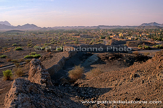 Bahla earthen ramparts, Dhahirah - remparts de Bahla, Oman (OM10158)