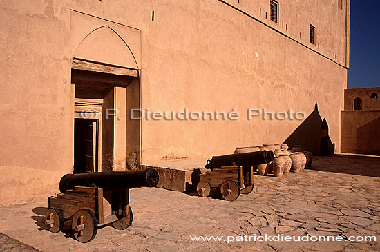 Jabrin fort and guns - Citadelle de Jabrin et canons, OMAN (OM10107)