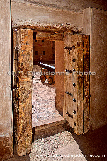 Jabrin fort, wooden door - Fort de Jabrin, porte en bois, OMAN (OM10121)