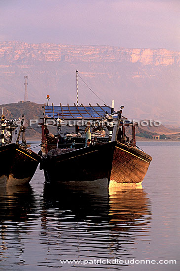 Mirbat, Dhofar. Dhows in the harbour - Boutres au port, OMAN (OM10449)