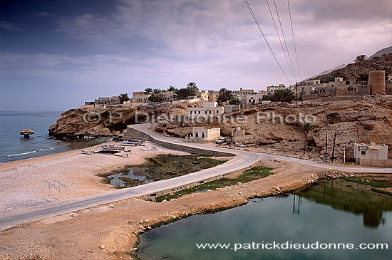 Tiwi. Wadi, village  - Village de Tiwi, près de Sur, Oman (OM10300)