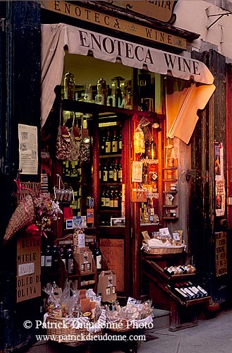 Tuscany, Cortona: local shop - Toscane, Cortone: boutique  12225