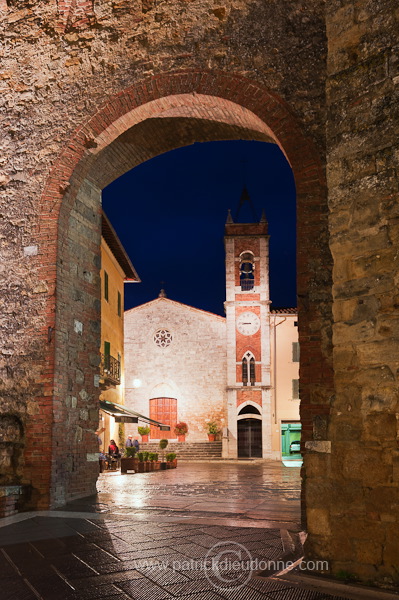 San Quirico, Tuscany - San Quirico, Toscane -  it01396
