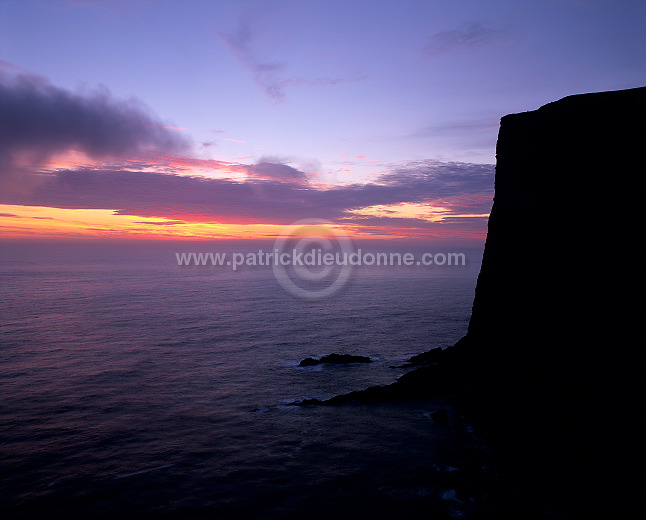Foula, Shetland : Da Rokness vertical cliff - Falaise Da Rokness, Foula 13134
