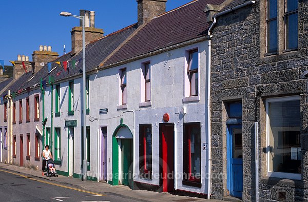 Scalloway street, painted houses, Shetland -  Maisons peintes à Scalloway  13307