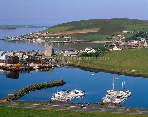 View of Scalloway and Scalloway castle, Shetland  - Vue de Scalloway  13343