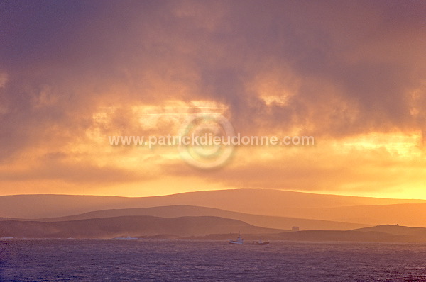 East Coast of Mousa at sunset & boat, Shetland - Côte est de l'île de Mousa  13352