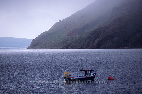 Northmavine: Ronas Voe and boat, Shetland - Le fjord de Ronas Voe  13646