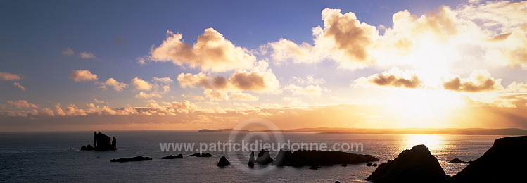 Sunset over the Drongs, Esha Ness, Shetland. - Couchant sur les Drongs  13556