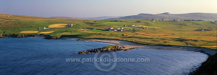 View of Norwick from Lamba Ness, Unst, Shetland - Norwick depuis Lamba Ness 14113