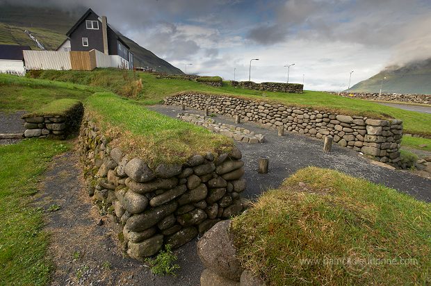 Viking site, Leirvik, Eysturoy, Faroe islands - Maison viking, iles Feroe - FER163