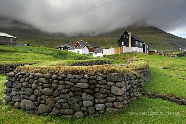 Viking site, Leirvik, Eysturoy, Faroe islands - Maison viking, iles Feroe - FER168
