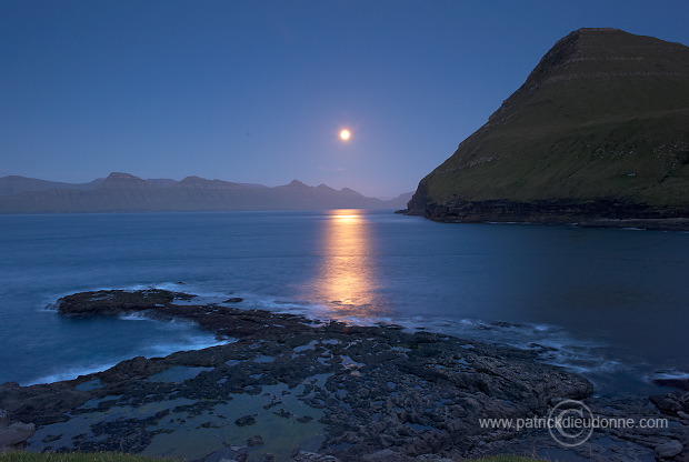 Moonrise near Gjogv, Faroe islands - Lever de lune, iles Feroe - FER702