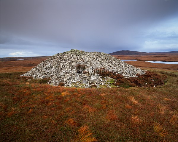 Barpa Langass cairn, North Uist, Scotland -  Tombe à chambre, Uist, Ecosse  15982
