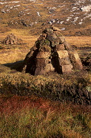 Stacked peat, Lewis, Scotland - Tourbe, Lewis, Ecosse - 18775