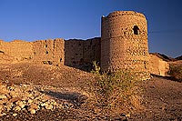 Bahla earthen ramparts, Dhahirah - remparts de Bahla, Oman (OM10159)