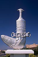 Nizwa, Khanjar on a roundabout - le Khanjar, emblème d'Oman  (OM10173)
