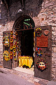 Umbria, Assisi, artist's shop - Ombrie, Assise, boutique  12090