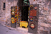 Umbria, Assisi, artist's shop - Ombrie, Assise, boutique  12091