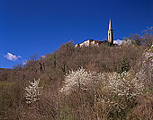 Romagna, Val d'Arda - Romagne, eglise dans le Val d'Arda   12519