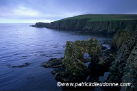 Fair Isle: Natural arch, east coast, Shetland. - Arche naturelle, Fair Isle 13046