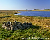 West loch and Dore Holm nat. arch, Shetland, Scotland - Arche naturelle de Dore Holm  13661