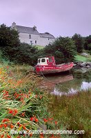 Red boat and house, Ireland -  Bateau rouge et maison, Irlande 15325