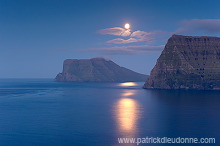 Moonrise on Kunoy and Vidoy, Faroe islands - Lever de lune, iles Feroe - FER759